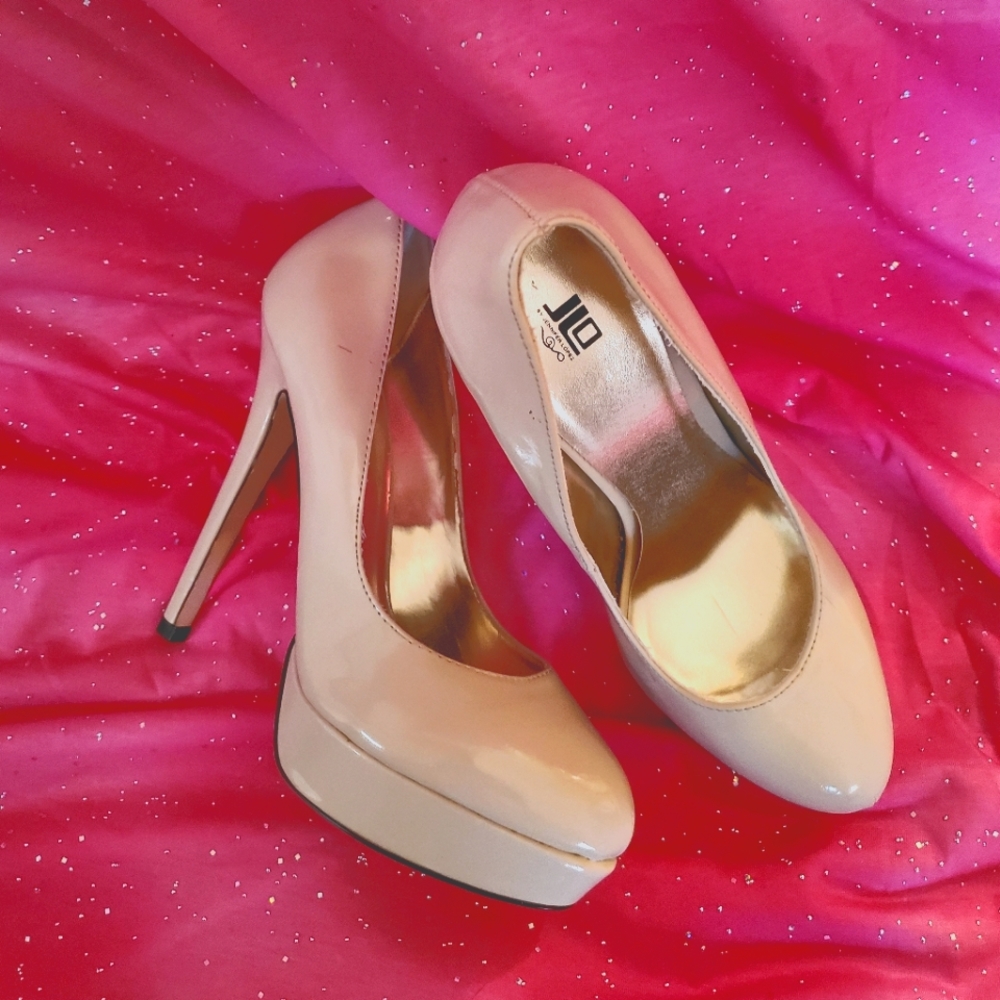 JLo cream colored patent platform pumps Sz 8.5